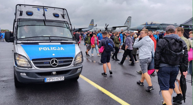 Płace w policji w ubiegłym roku wachały się od 1900 zł bazowego wynagrodzenia i sięgnęły 15 000, które otrzymuje komendant główny policji. (fot. twitter.com/PolskaPolicja) "800 zł więcej" dla policji