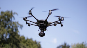 Jak wyjaśnił Ricardo Ribeiro, komendant straży pożarnej w Paco de Arcos, dron może uratować cztery osoby tonące w tym samym czasie, urządzenie transportuje bowiem boję ratowniczą. (fot. pixabay.com) Drony pomogą kolejnej grupie zawodowej