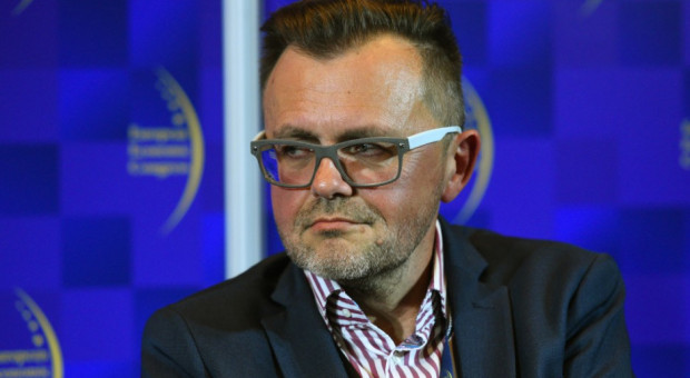 Wcześniej Robert Feluś w oświadczeniu zamieszczonym w sobotę na Twitterze przeprosił b. premiera, jego rodzinę i czytelników "za treść i formę publikacji". (fot. PTWP) Robert Feluś zrezygnował z funkcji redaktora naczelnego dziennika "Fakt"