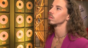 Michał Szpak niewątpliwie jest kolorowym ptakiem polskiej sceny muzycznej (fot. newseria.pl) Michał Szpak: Kariera muzyka w tym kraju to bardzo trudna praca