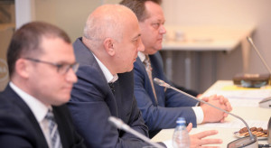 Minister Brudziński poinformował, że w ostatnim roku, w ramach programu modernizacji, "do policji popłynęło 1 mld 300 mln złotych" (fot. twitter/MSWiA) Szef MSWiA do związkowców: Jestem gotowy do rozmów na argumenty