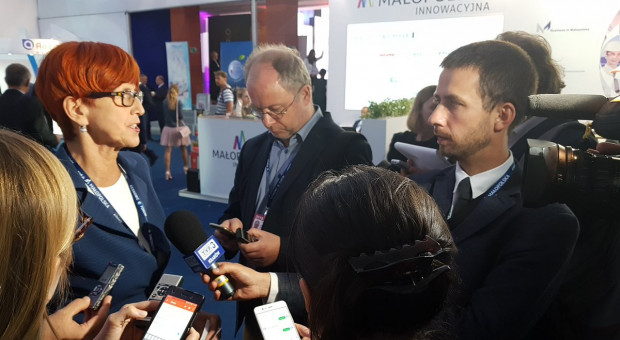 Elżbieta Rafalska powiedziała na konferencji prasowej w Poznaniu, że zapowiedź wprowadzenia tego świadczenia została odebrana bardzo pozytywnie. (fot. Ministerstwo Rodziny/twitter) Elżbieta Rafalska: Emerytury matczyne to dostrzeżenie trudu wychowania