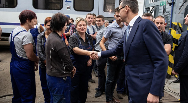 Zakład Usług Taborowych Remtrak, należący do grupy PKP Intercity, zajmuje się przede wszystkim naprawą, konserwacją oraz utrzymaniem taboru kolejowego i sprzętu transportowego (fot. KPRM/twitter) Morawiecki spotkał się z pracownikami Zakładu Usług Taborowych Remtrak