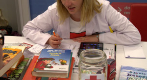Organizatorzy „Ostrego Dyżuru Literackiego” podkreślają szczególną rolę właściwego doboru książek. (fot. mat. pras.) Ostry dyżur w Biedronce. Sieć rusza z nowym projektem