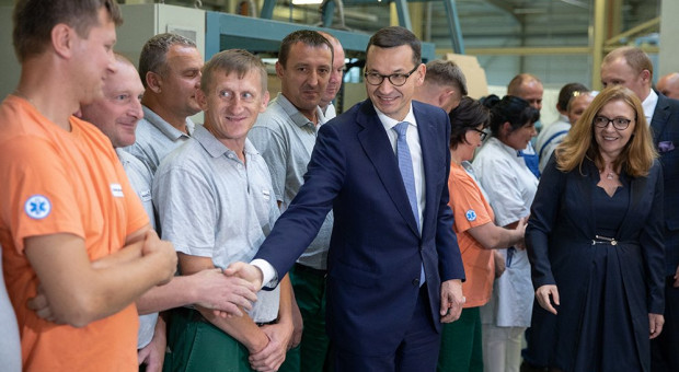Firma produkuje bardzo szeroki zakres produktów, oferując klientom płytki ścienne, podłogowe oraz elementy ozdobne w wielu formatach. (fot. KPRM/twitter) Premier odwiedził zakład produkcyjny Ceramiki Paradyż
