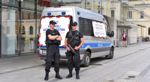 Postrzelony mężczyzna odniósł poważne obrażenia (fot. Shutterstock.com) "Chrabąszcz-50" zgruchotał mu kości. Policjanci nie wiedzieli, jak strzelać