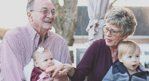 Seniorzy każdej z dzielnic Warszawy mają dostać po 10 mln zł - jeśli Stefaniak wygra wybory (fot. pixabay) 10 mln zł na warszawskich seniorów - obiecuje kandydat na prezydenta