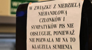 Do sprawy odniosło się biuro prasowe Żabki, które w przesłanym Onetowi oświadczeniu informuje, że sklepy Żabki są prowadzone przez ponad 3, 5 tys. franczyzobiorców, którzy niezależnie zarządzają swoimi placówkami. Fot. Facebook/TubaOstrowa Franczyzobiorca Żabki nie obsługiwał zwolenników PiS. Sieć reaguje
