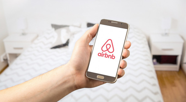 Airbnb zobowiązał się wprowadzić zmiany do 18 października Fot. Pixabay Airbnb ugina się przed unijnymi urzędnikami. Będą zmiany w serwisie