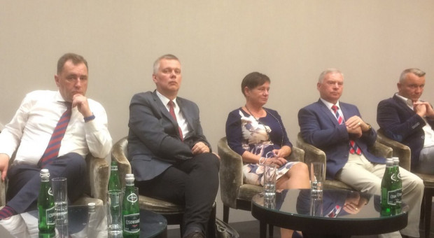 Były szef MON Tomasz Siemoniakspotkał się z emerytami mundurowymi w Kołobrzegu (fot. twitter) PO chce odwrócić ustawę o emeryturach byłych funkcjonariuszy aparatu bezpieczeństwa