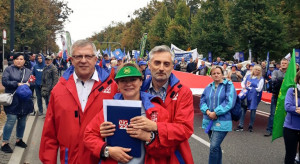 Protestujący złożyli petycję w KPRM. Postulują w niej m.in. o podniesienie płacy minimalnej oraz o waloryzację emerytur (fot. twitter) Szef OPZZ: Nasze rodziny umierają z głodu, nasza płaca nie wystarcza na przeżycie