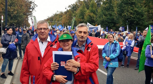 Protestujący złożyli petycję w KPRM. Postulują w niej m.in. o podniesienie płacy minimalnej oraz o waloryzację emerytur (fot. twitter) Szef OPZZ: Nasze rodziny umierają z głodu, nasza płaca nie wystarcza na przeżycie