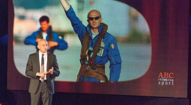 Massimo Tammaro podczas wykładu (Fot. massimotammaro.com) Wykład Massimo Tammaro. Były pilot myśliwca opowie o zarządzaniu ryzykiem