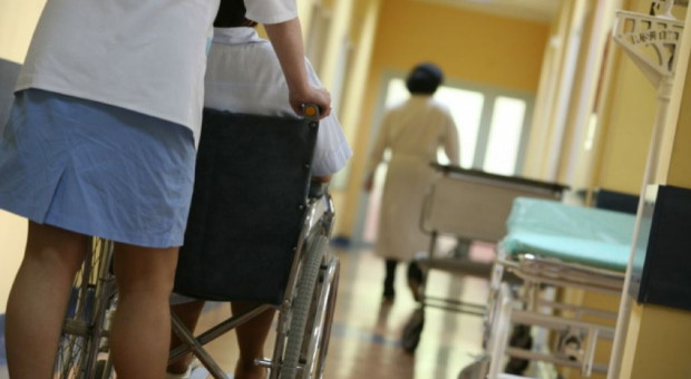 Szpitale powiatowe ostrzegają, że na rynku pracy nie ma dosyć pielęgniarek, by spełnić nowe przepisy (fot. PTWP) Spór o normy zatrudnienia pielęgniarek i położnych. Ich wdrożenie od 1 stycznia 2019 r. nierealne?