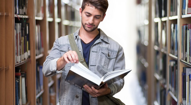 Blisko co czwarty student w Polsce wybiera zarządzanie, prawo i administrację (fot. pixabay.com) ZBP: Polscy studenci wydają mniej niż w innych krajach europejskich