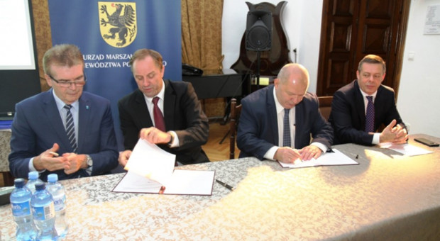Podpisanie umów otwiera drogę do realizacji projektów (fot. UMWP) Ponad 3 mln zł z UE na integrację społeczno-zawodową w Pomorskiem