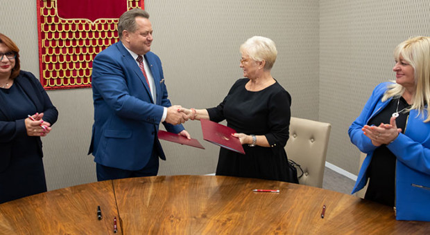 Porozumienie ze związkowcami podpisał w środę w imieniu ministra SWiA wiceszef resortu Jarosław Zieliński. (fot. MSWiA) MSWiA podpisało porozumienie z pracownikami cywilnymi policji