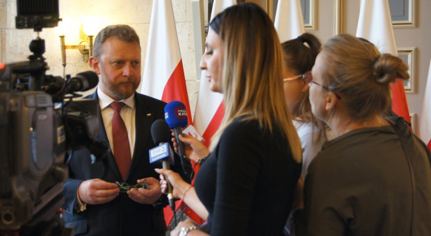 Śląsk ma swoje specyficzne zagrożenia, czynniki ryzyka zdrowia publicznego - powiedział minister podczas konferencji prasowej w Katowicach. (fot. Śląski Urząd Wojewódzki/twiter) Szumowski przekazał unijne wsparcie dla śląskich szpitali i pielęgniarek