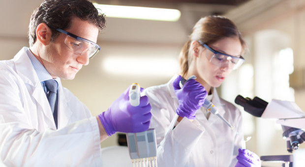 Współpraca firm z uczelniami? Kiedy są pieniądze, jest również chęć współpracy (fot. Shutterstock.com) Marek Pawełczyk o korzyściach z doktoratów wdrożeniowych