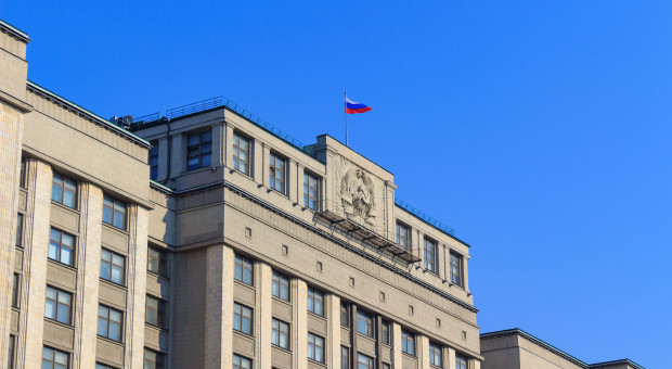 Gmach rosyjskiej Dumy Państwowej (fot. Vladimir Zhupanenko / Shutterstock.com) Wiek emerytalny w Rosji podwyższony przez Dumę Państwową