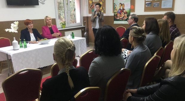 Rafalska spotkała się w Hufcu Pracy OHP w Brodnicy z kadrą i uczestnika zajęć (fot. MRPiPS/twitter) Elżbieta Rafalska: z działalności OHP wynika szansa dla osób z trudnych środowisk