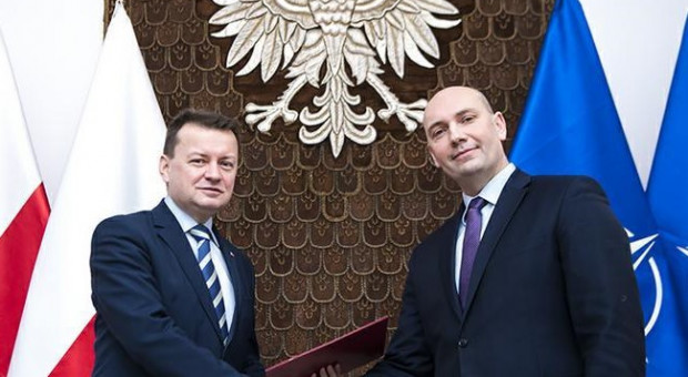 Sebastian Chwałek (z prawej) pracował w MON od stycznia 2018 r. (fot. Robert Suchy/CO MON) Sebastian Chwałek nowym prezesem Polskiej Grupy Zbrojeniowej. Zrezygnował z pracy w MON