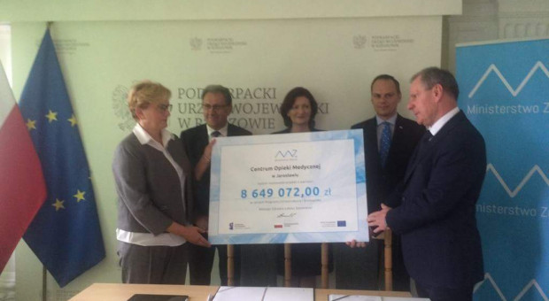 Trzysta osób za najlepsze wyniki w nauce będzie mogło otrzymywać 800 zł stypendium motywacyjnego przez dwa lata studiów (fot. Ministerstwo Zdrowia/twitter) Ponad 13,5 mln zł dofinansowania na szkolenia pielęgniarek i lekarzy