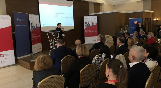 Minister uczestniczyła w spotkaniu z przedsiębiorcami, zorganizowanym w ramach cyklu "Prawo do Przedsiębiorczości. Małe firmy wielkie zmiany" - to seria konferencji prowadzonych w całej Polsce (fot. Ministerstwo Przedsiębiorczości/twitter) Jadwiga Emilewicz o Konstytucji Biznesu: Co nie jest zakazane prawem, jest dozwolone
