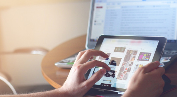 InVision twierdzi, że możliwość pracy zdalnej to jej as w rękawie. (fot. pixabay.com) Zatrudniają 700 osób i nie mają biura. Praca zdalna to ich as w rękawie