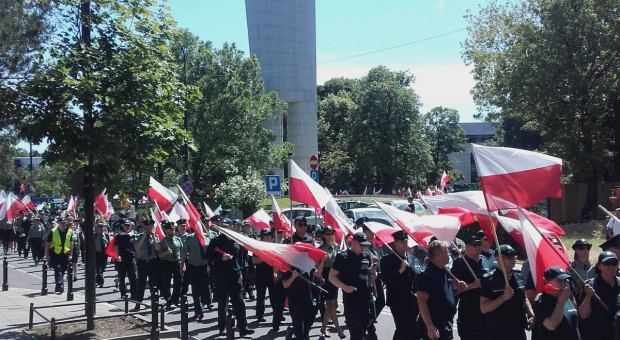 Przed siedzibą głowy państwa zgromadziły się tysiące funkcjonariuszy. Fot. twitter/SMD Warszawa Policjanci, strażacy i strażnicy złożyli petycję w Pałacu Prezydenckim