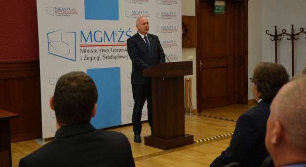 Minister przypomniał, że kiedy jedni protestują, inni zapewniają pozostałym bezpieczeństwo (fot. MSWiA) Joachim Brudziński: Wszyscy mają prawo do demonstracji, także funkcjonariusze polskiej policji
