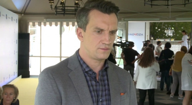 Aktor długo czekał na swoje 5 minut. Aby osiągnąć sukces, musiał się uporać z traumą (fot. newseria.pl) Michał Czernecki: Często w pracy odpoczywam po tym, co się dzieje w domu