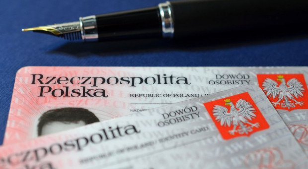 Wbrew częstej praktyce pracodawca nie powinien robić i przechowywać kopii dokumentu tożsamości pracownika. Fot. Shutterstock Pracodawca nie może: skanować dowodu, zbierać danych biometrycznych, sprawdzać Facebooka,