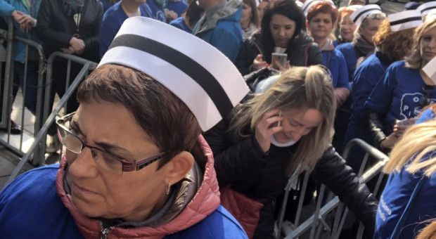 Pielęgniarki, po tym jak nie zostały wpuszczone na teren Sejmu, zmierzają do siedziby MZ na ul. Miodowej. (fot. Monika Wielichowska/twitter) Protestujące pielęgniarki z Przemyśla nie zostały wpuszczone do Sejmu