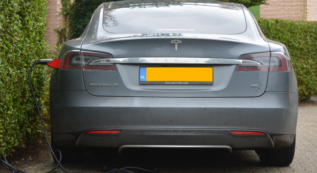 Jak podała agencja Associated Press, liczby podane przez Teslę są znacząco niższe od średniej USA. (fot. pixabay.com) Tesla: Autopilot o 74 proc. bardziej bezwypadkowy niż sam kierowca