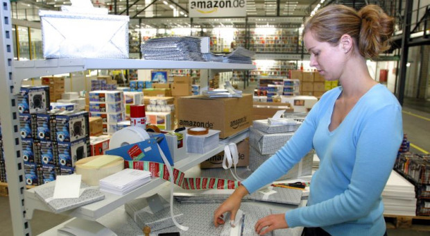 Amazon zebrał pozytywne opinie za podniesienie płacy minimalnej dla pracowników na godzinę do 15 dolarów (Fot. Amazon.de) Amazon podniósł stawkę za godzinę, teaz pracownicy boją się, że zarobią mniej