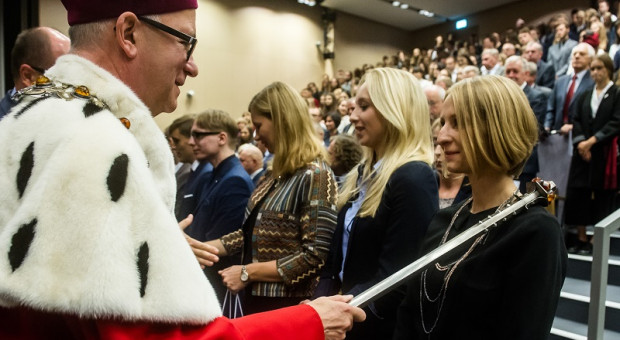 Sala Teatralna budynku Neofilologii Uniwersytetu Gdańskiego. Inauguracja roku akademickiego 2018/2019 odbyła się 1 października. Rektor UG prof. Jerzy Gwizdała i nowi studenci podczas immatrykulacji (fot. Mateusz Ochocki / KFP) Obcokrajowcy coraz chętniej studiują na największej uczelni w regionie