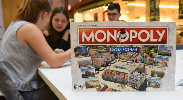 W gdzie znalazły nie zabrakło miejsca na poznańskie firmy (fot. poznan.pl) Poznań z własną edycją Monopoly. Na planszy są lokalne instytucje i firmy