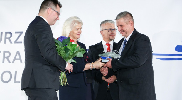 Andrzej Urbaszek odebrał dyplom z rąk wiceministra infrastruktury Andrzeja Bittela. (fot.UTK) Maszynista z refleksem nagrodzony