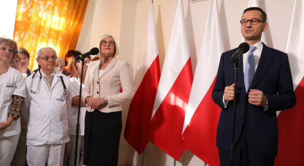 Premier podkreślił rolę pracowników medycznych w systemie ochrony zdrowia (fot. KPRM/twitter) Rząd chce zatrzymać kadrę medyczną w kraju... nowoczesnym sprzętem