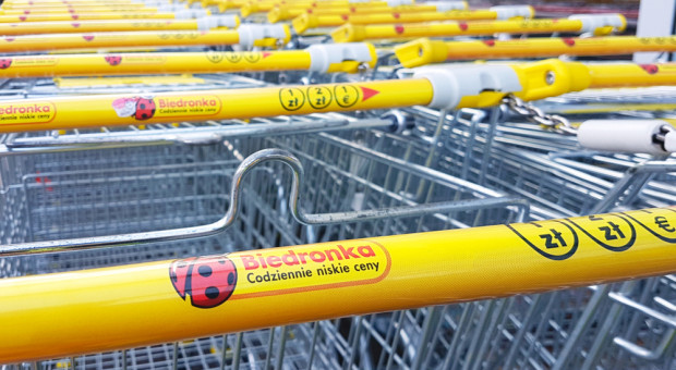 Promocja może sugerować, że mężczyzna może zarobić aż o 850 zł więcej niż kobieta - zauważa Wirtualna Polska. Skąd te dysproporcje? (fot. Shutterstock) Biedronka tłumaczy się z niefortunnych plakatów rekrutacyjnych