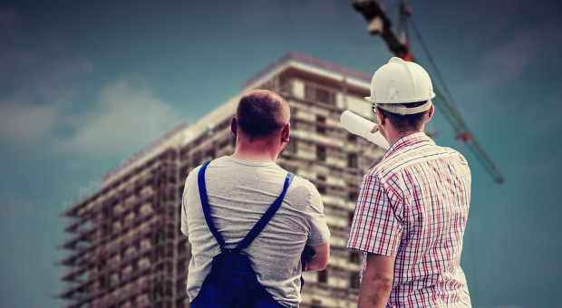 W samej tylko branży budowlanej brakuje od 150 do 200 tysięcy wykwalifikowanych pracowników (fot. pixabay.com) Tym 5 branżom brakuje 500 tysięcy pracowników. Wykształcenie wyższe nie wszystkim jest potrzebne