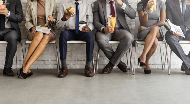 Polscy pracownicy wykorzystują dziś zaledwie 26 minut na popołudniowe posiłki (fot. Shutterstock) Polacy zapracowani. Nie mają czasu nawet, żeby zjeść