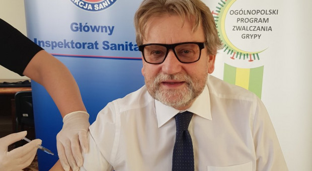 Szczepieniu poddali się członkowie kierownictwa Głównego Inspektoratu Sanitarnego, w tym szef urzędu Jarosław Pinkas (fot. GIS/twitter) Urzędnicy zaszczepili się przeciw grypie