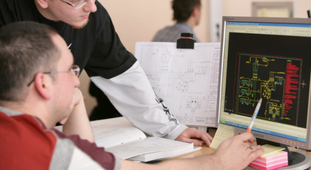 Na rynku pracy wciąż brakuje specjalistów z branży informatycznej (fot. PTWP) Studia informatyczne biją rekordy popularności. Na rynku wciąż jednak brakuje specjalistów