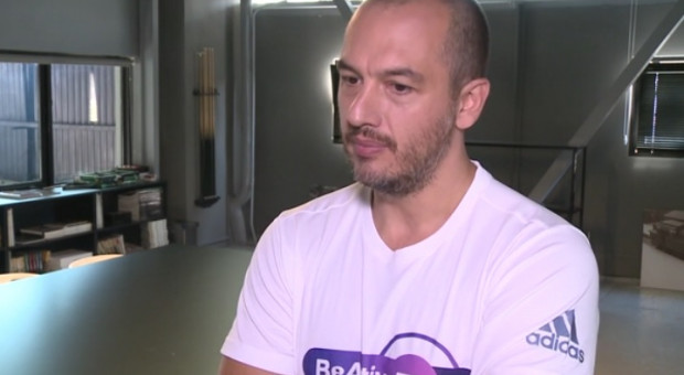 Lefteris Kavoukis podkreśla, że nie zamierza wracać do Grecji. Szybko zaaklimatyzował się w Polsce, polubił naszą mentalność, zwyczaje, klimat i jedzenie (fot. newseria.pl) Lefteris Kavoukis: Praca z żoną pozytywnie wpływ na związek