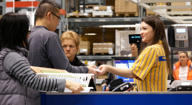 Plusem pracy w handlu i sprzedaży jest ciągła interakcja z innymi ludźmi Fot. Shutterstock.com IKEA Retail: Szukamy ludzi, a nie CV
