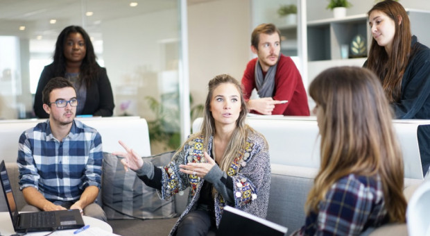 Pracowniczy feedback buduje pozytywne doświadczenia pracowników z firmą (fot. Pexels) Instytut Gaussa dołącza do projektu iniJOB.com