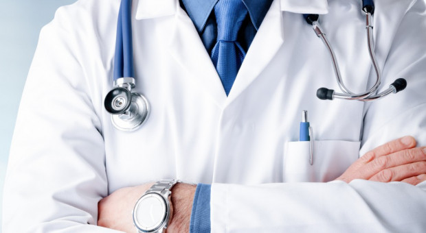 Rejestr asystentów umożliwia utworzenie upoważnienia do wystawienia zaświadczenia lekarskiego o czasowej niezdolności do pracy przez osobę inną niż lekarz, lekarz dentysta i felczer. (Fot. Shutterstock) Rejestr Asystentów Medycznych: Ruszył system wspierający pracę lekarzy