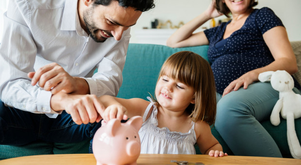 Na dodatkowe emerytury regularnie odkłada mniej niż 10 proc. aktywnych zawodowo Polaków. (Fot. Shutterstock) Przyszłość na emeryturze planuje 1/3 Polaków. A ile naprawdę oszczędza?